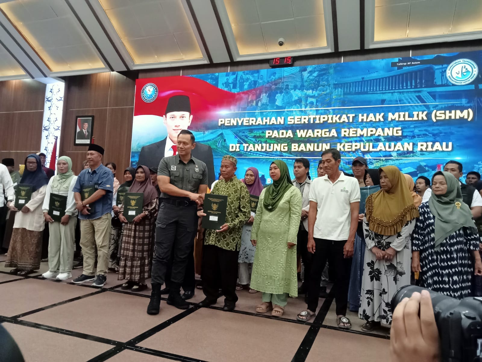 Penyerahan sertipikat oleh menko AHY