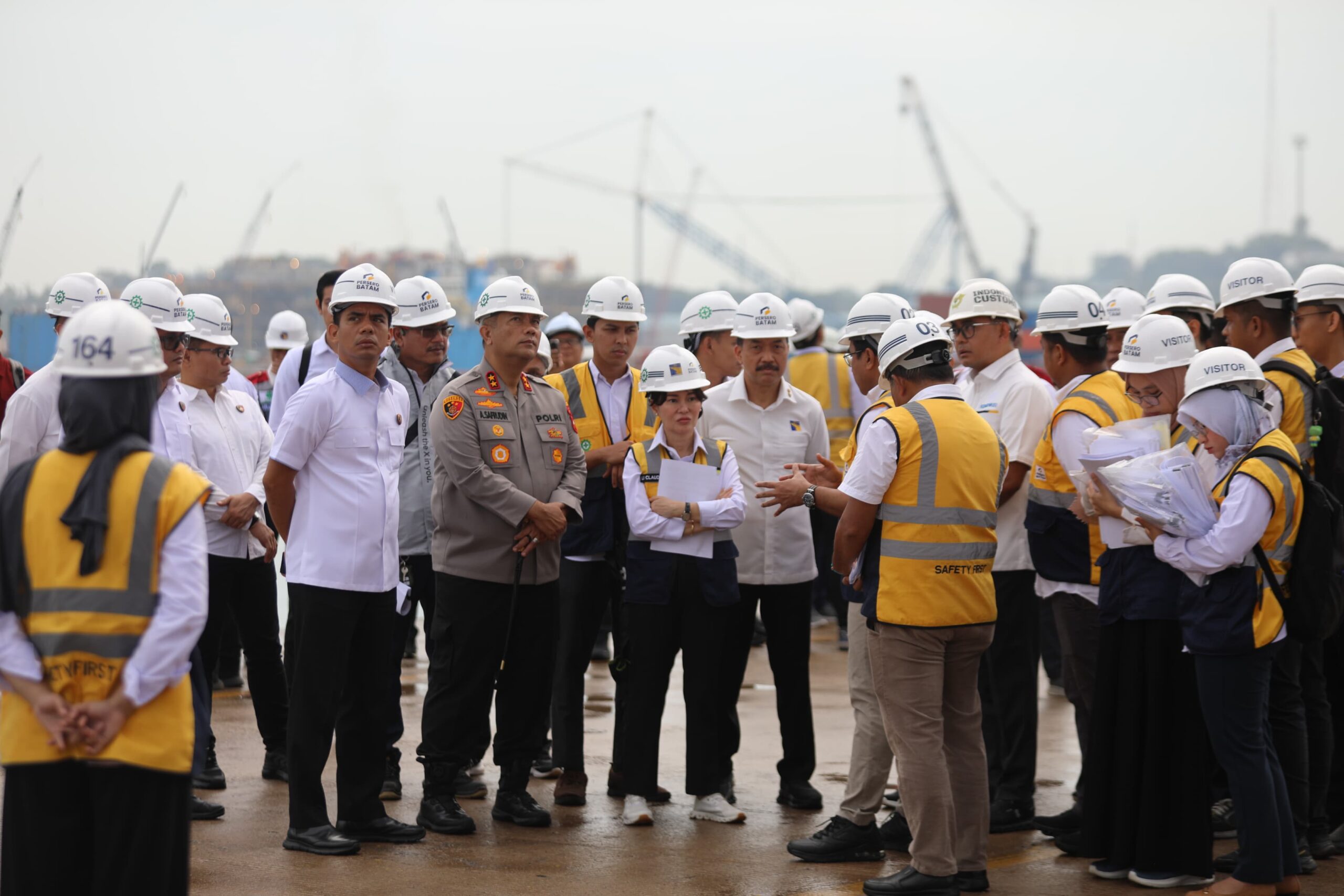 Wakil kepala bp tinjau persiapan Pengoperasian 4 STS Crane dari china