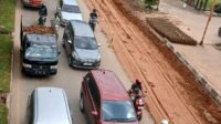 Perbaikan jalan di sagulung