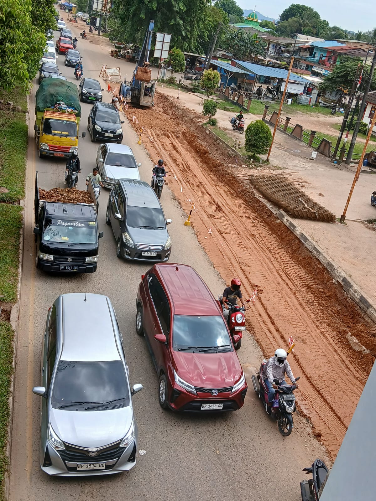 Perbaikan jalan di sagulung