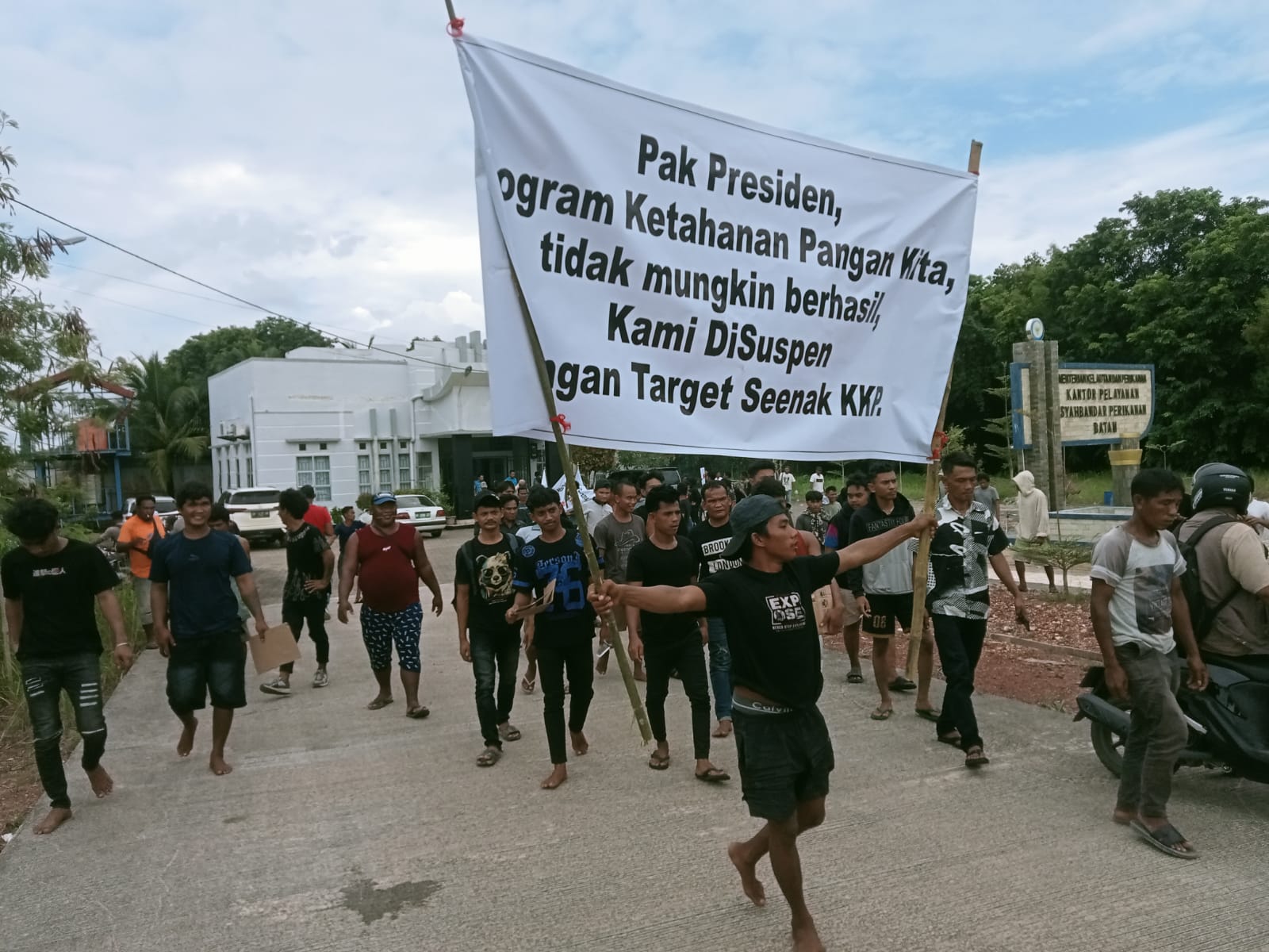 Nelayan unjuk rasa di syahbandar perikanan