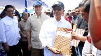 Serahkan sertfikat warga tanjung banon