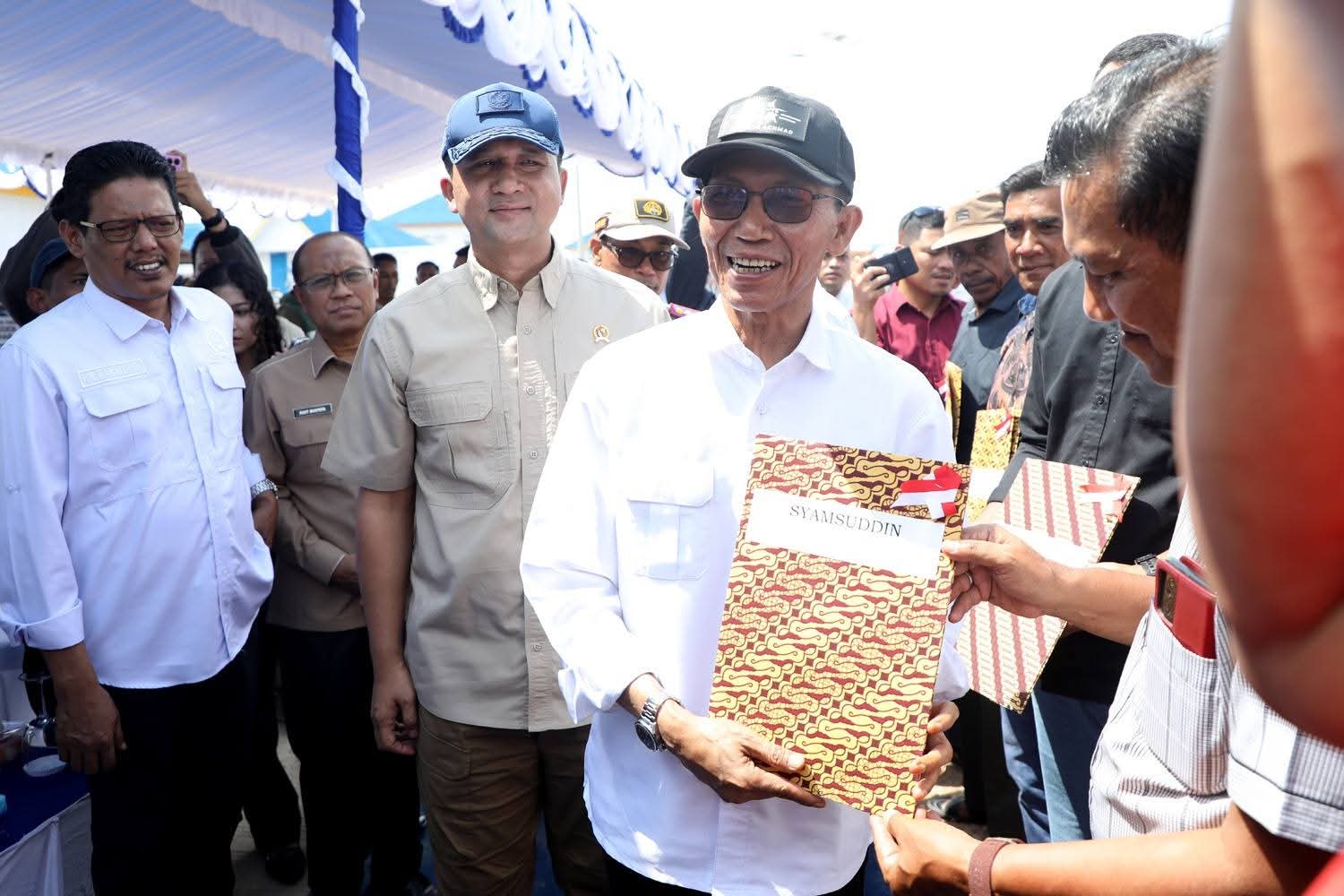 Serahkan sertfikat warga tanjung banon