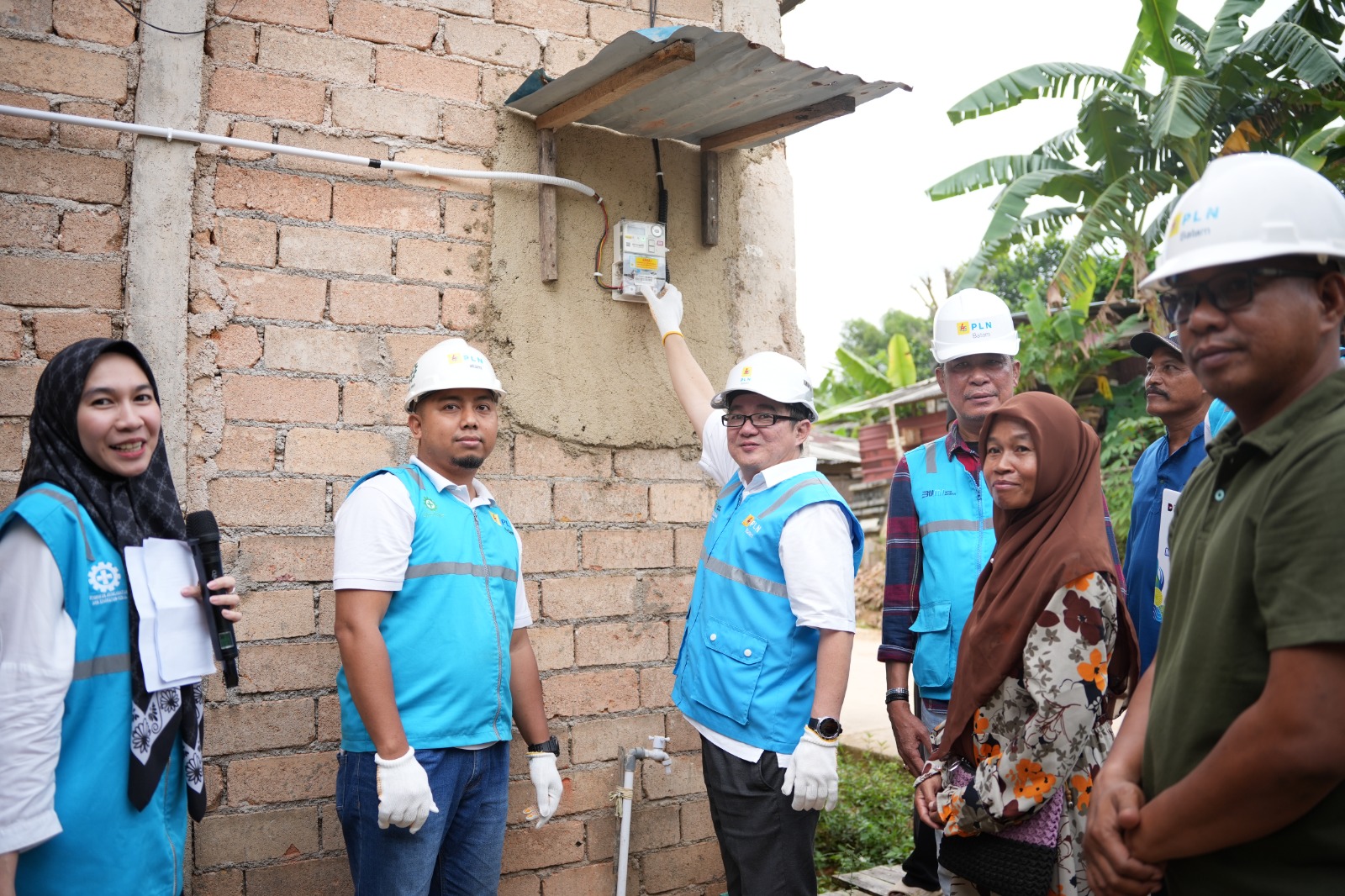 penyalaan simbolis program Bantuan Pasang Baru Listrik