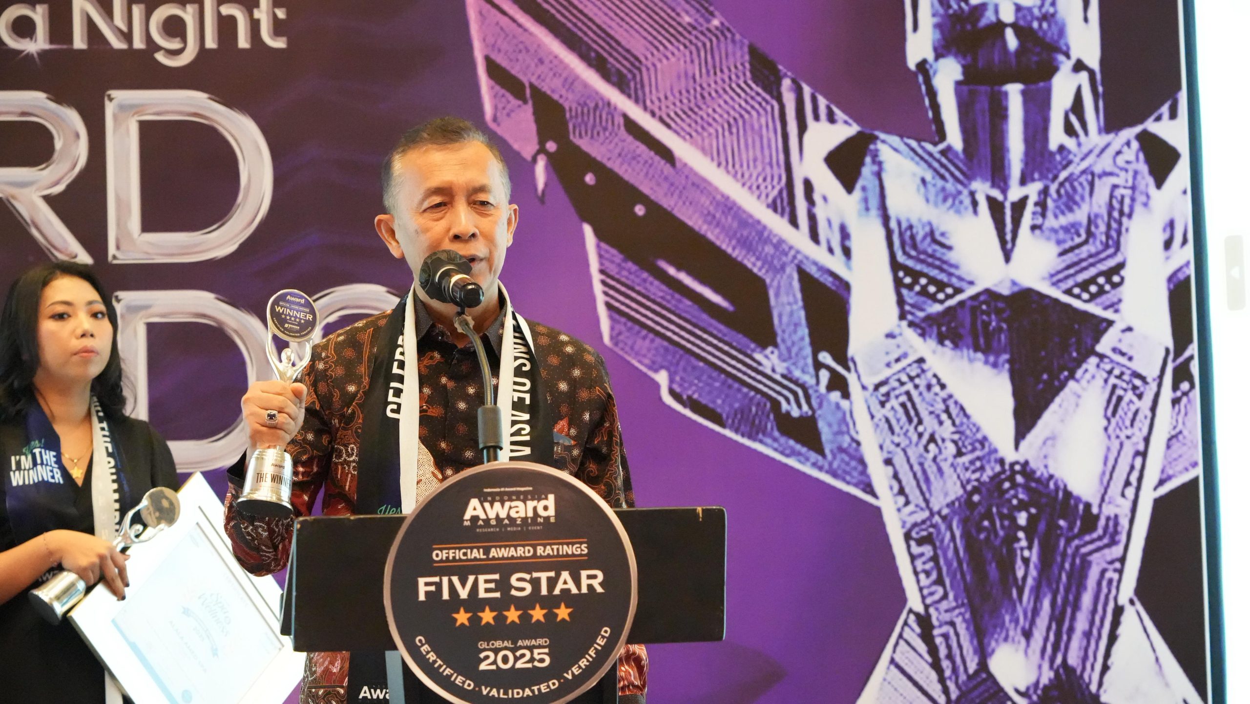 Amsakar dapat penghargaan di wakili alex