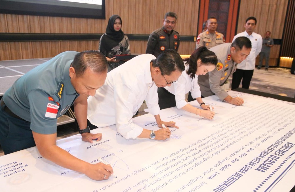 Penanda tanganan Jaga Alam dan Investasi di KPBPB Batam