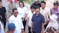 amsakar turun langsug ke batu besar atawsi masalah air bersih