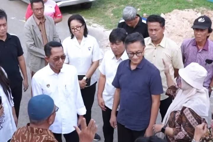 amsakar turun langsug ke batu besar atawsi masalah air bersih