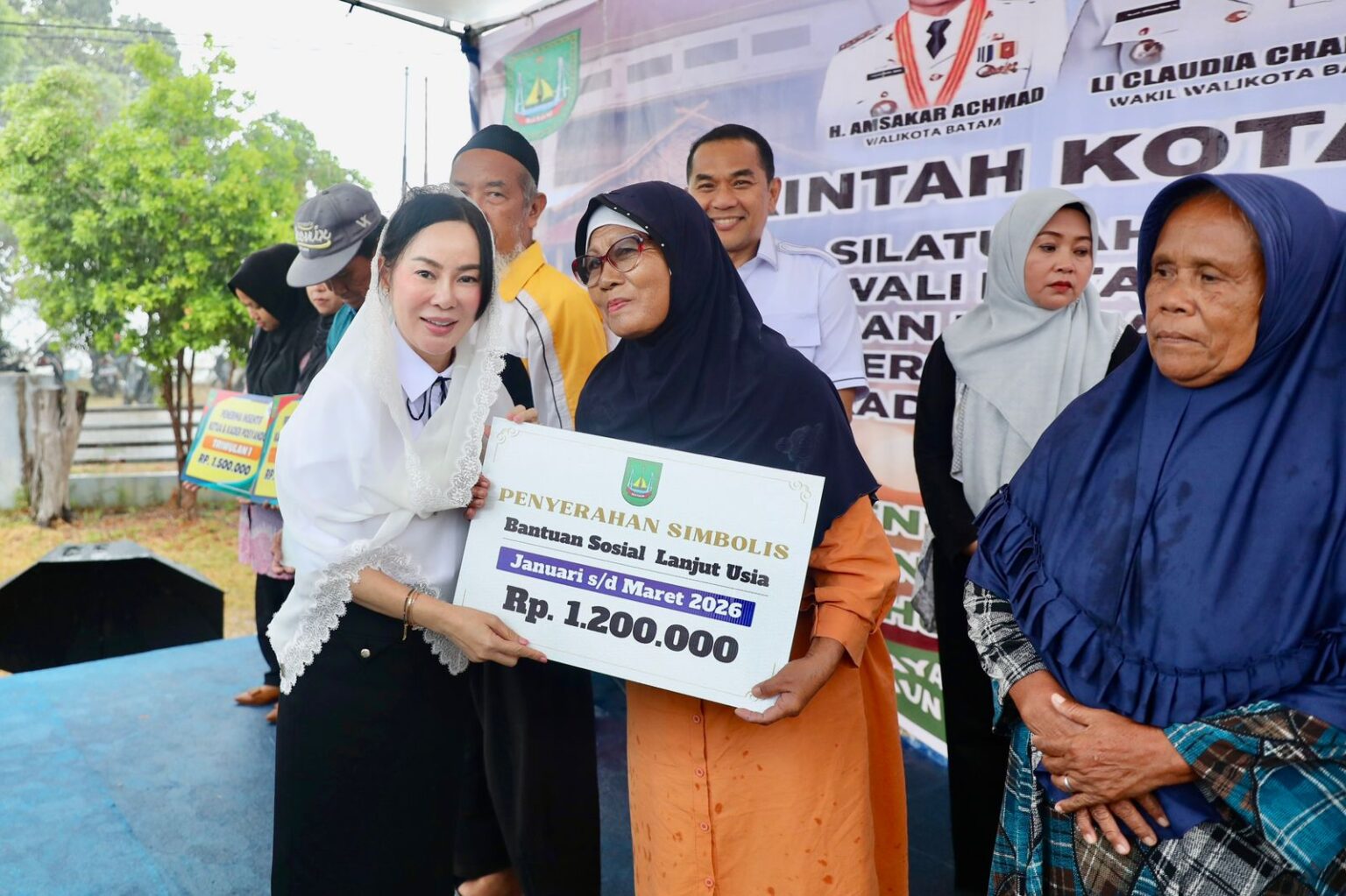 Li claudia salurkan bantuan lansia